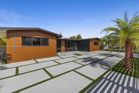 House in Miami, Florida 5 bedrooms, 183.02 sq.m. № 2015516 - photo 5