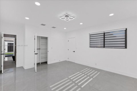 House in Miami, Florida 5 bedrooms, 183.02 sq.m. № 2015516 - photo 21