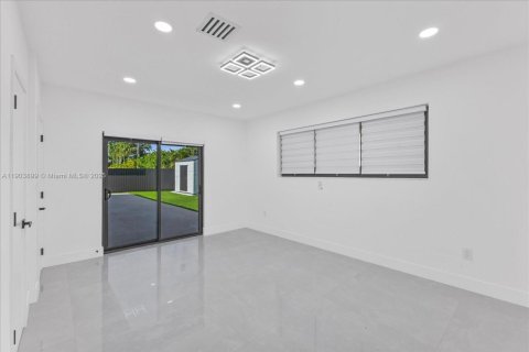 House in Miami, Florida 5 bedrooms, 183.02 sq.m. № 2015516 - photo 10