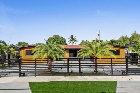 House in Miami, Florida 5 bedrooms, 183.02 sq.m. № 2015516 - photo 2