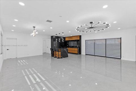 House in Miami, Florida 5 bedrooms, 183.02 sq.m. № 2015516 - photo 26