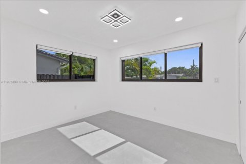 House in Miami, Florida 5 bedrooms, 183.02 sq.m. № 2015516 - photo 17