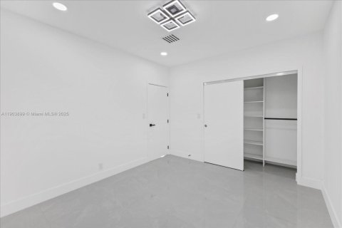 House in Miami, Florida 5 bedrooms, 183.02 sq.m. № 2015516 - photo 15