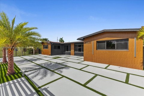 House in Miami, Florida 5 bedrooms, 183.02 sq.m. № 2015516 - photo 4