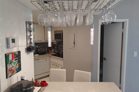 Copropriété à louer à Miami, Floride: 2 chambres, 91.97 m2 № 1971390 - photo 5