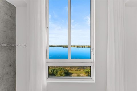 Condo in West Palm Beach, Florida, 2 bedrooms  № 2046674 - photo 11