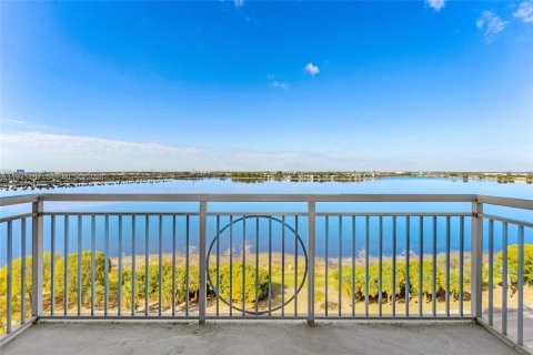 Condo in West Palm Beach, Florida, 2 bedrooms  № 2046674 - photo 2