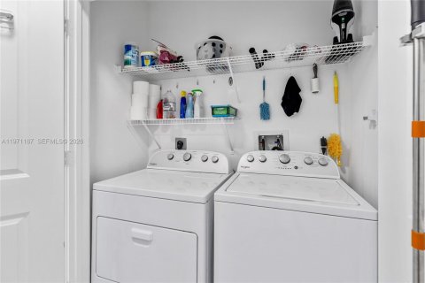 Condo in West Palm Beach, Florida, 2 bedrooms  № 2046674 - photo 23