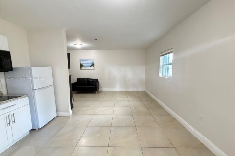Снять в аренду квартиру в Форт-Лодердейл, Флорида 27.87м2, № 1990586 - фото 5