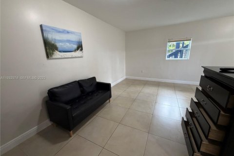 Снять в аренду квартиру в Форт-Лодердейл, Флорида 27.87м2, № 1990586 - фото 12