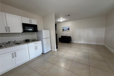 Снять в аренду квартиру в Форт-Лодердейл, Флорида 27.87м2, № 1990586 - фото 4