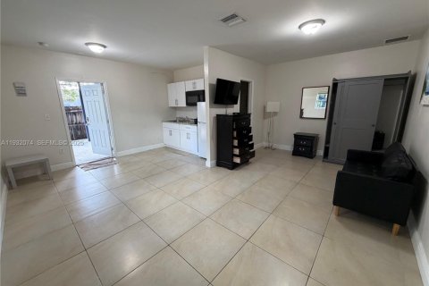 Снять в аренду квартиру в Форт-Лодердейл, Флорида 27.87м2, № 1990586 - фото 6