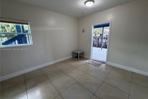 Снять в аренду квартиру в Форт-Лодердейл, Флорида 27.87м2, № 1990586 - фото 13
