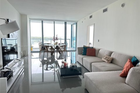Condo in Miami, Florida, 2 bedrooms  № 1730754 - photo 1