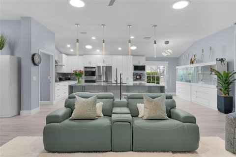 House in The Villages, Florida 4 bedrooms, 234.21 sq.m. № 2199129 - photo 18