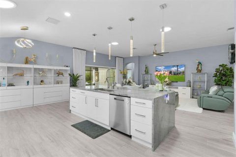 House in The Villages, Florida 4 bedrooms, 234.21 sq.m. № 2199129 - photo 21
