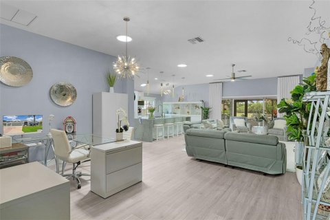 House in The Villages, Florida 4 bedrooms, 234.21 sq.m. № 2199129 - photo 27