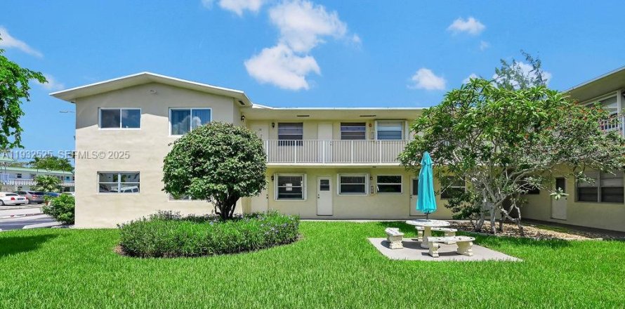 Кондоминиум с 1 спальней в Холливуд, Флорида № 1990896