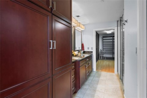 Condominio en alquiler en Tampa, Florida, 4 dormitorios, 232.35 m2 № 2224707 - foto 8