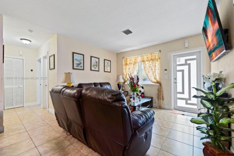 House in Homestead, Florida 3 bedrooms, 123.93 sq.m. № 1889114 - photo 3