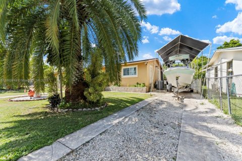 House in Homestead, Florida 3 bedrooms, 123.93 sq.m. № 1889114 - photo 21