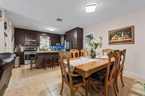 House in Homestead, Florida 3 bedrooms, 123.93 sq.m. № 1889114 - photo 4