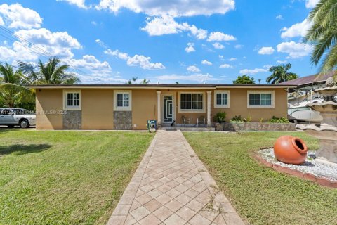 House in Homestead, Florida 3 bedrooms, 123.93 sq.m. № 1889114 - photo 1