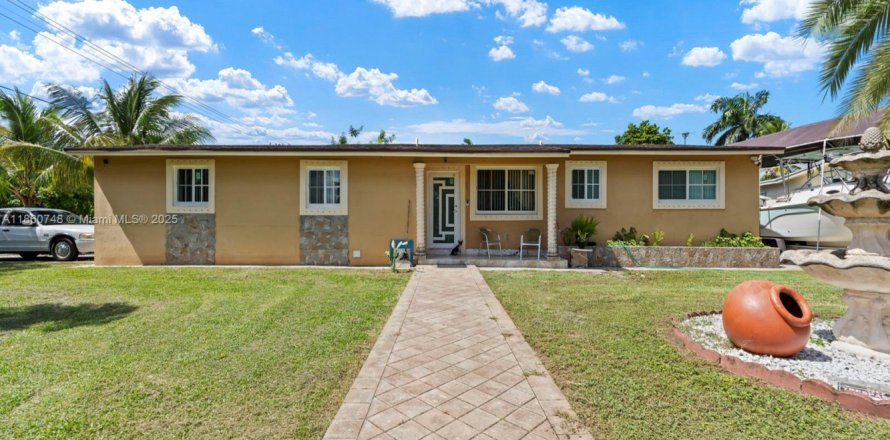 House in Homestead, Florida 3 bedrooms, 123.93 sq.m. № 1889114