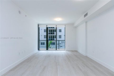 Condominio en venta en Miami, Florida, 1 dormitorio, 66.33 m2 № 2153084 - foto 11