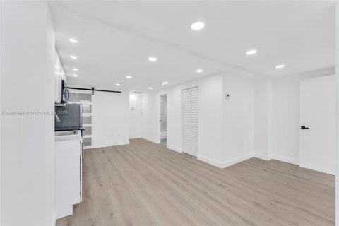 Copropriété à louer à Miami, Floride: 53.88 m2 № 1942036 - photo 1