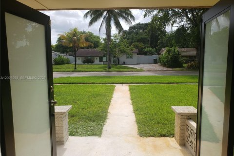 House in Pembroke Pines, Florida 3 bedrooms, 130.53 sq.m. № 2399682 - photo 9