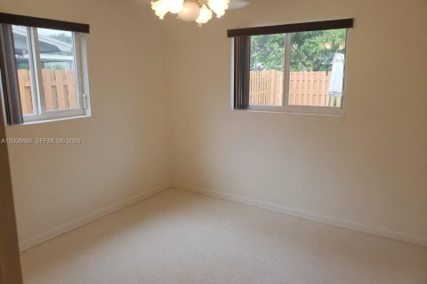 House in Pembroke Pines, Florida 3 bedrooms, 130.53 sq.m. № 2399682 - photo 18