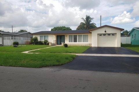 House in Pembroke Pines, Florida 3 bedrooms, 130.53 sq.m. № 2399682