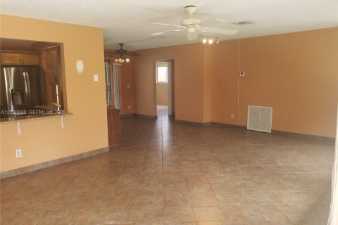 House in Pembroke Pines, Florida 3 bedrooms, 130.53 sq.m. № 2399682 - photo 29