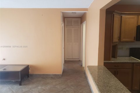 House in Pembroke Pines, Florida 3 bedrooms, 130.53 sq.m. № 2399682 - photo 11