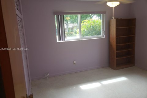 House in Pembroke Pines, Florida 3 bedrooms, 130.53 sq.m. № 2399682 - photo 14
