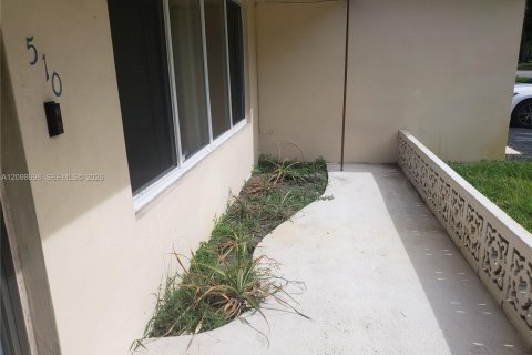 House in Pembroke Pines, Florida 3 bedrooms, 130.53 sq.m. № 2399682 - photo 8