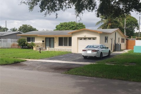 House in Pembroke Pines, Florida 3 bedrooms, 130.53 sq.m. № 2399682 - photo 6