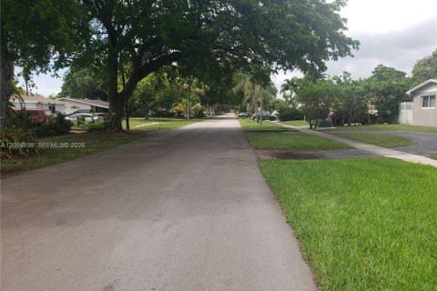 House in Pembroke Pines, Florida 3 bedrooms, 130.53 sq.m. № 2399682 - photo 2