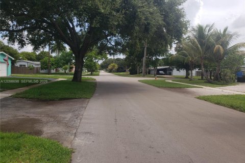 House in Pembroke Pines, Florida 3 bedrooms, 130.53 sq.m. № 2399682 - photo 3