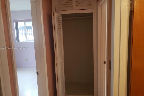 House in Pembroke Pines, Florida 3 bedrooms, 130.53 sq.m. № 2399682 - photo 17