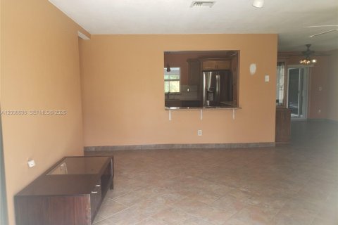 House in Pembroke Pines, Florida 3 bedrooms, 130.53 sq.m. № 2399682 - photo 10