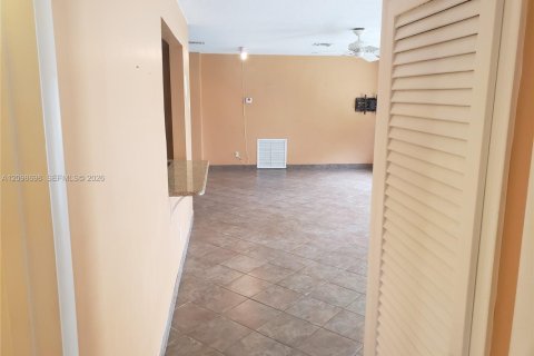 House in Pembroke Pines, Florida 3 bedrooms, 130.53 sq.m. № 2399682 - photo 27