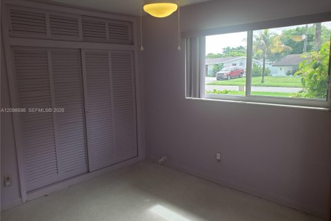 House in Pembroke Pines, Florida 3 bedrooms, 130.53 sq.m. № 2399682 - photo 15