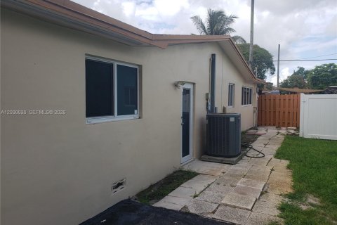 House in Pembroke Pines, Florida 3 bedrooms, 130.53 sq.m. № 2399682 - photo 7