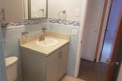House in Pembroke Pines, Florida 3 bedrooms, 130.53 sq.m. № 2399682 - photo 26