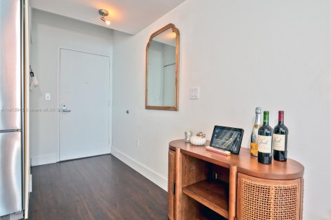 Condominio en alquiler en Miami, Florida, 1 dormitorio, 104.14 m2 № 2016101 - foto 3