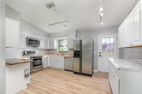 House in Lady Lake, Florida 3 bedrooms, 111.76 sq.m. № 1857951 - photo 5
