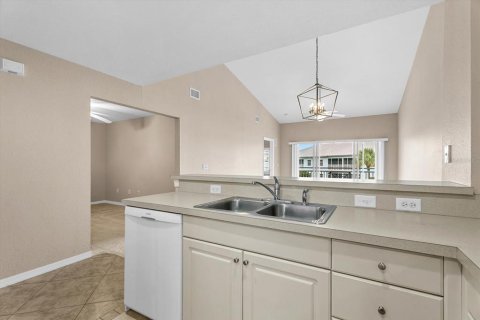 Condo in North Port, Florida, 2 bedrooms  № 2400137 - photo 8