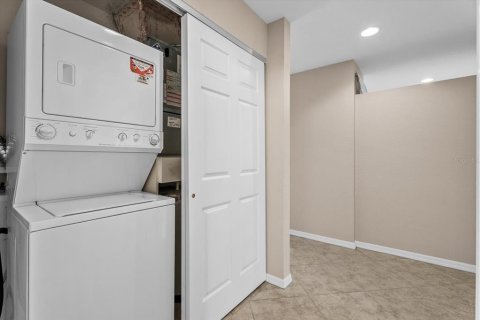 Condo in North Port, Florida, 2 bedrooms  № 2400137 - photo 18